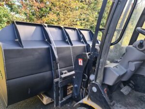 New 3 Cubic metre heavy duty bulk bucket. JCB Q fit brackets, bolt on reversible cutting edge.-image